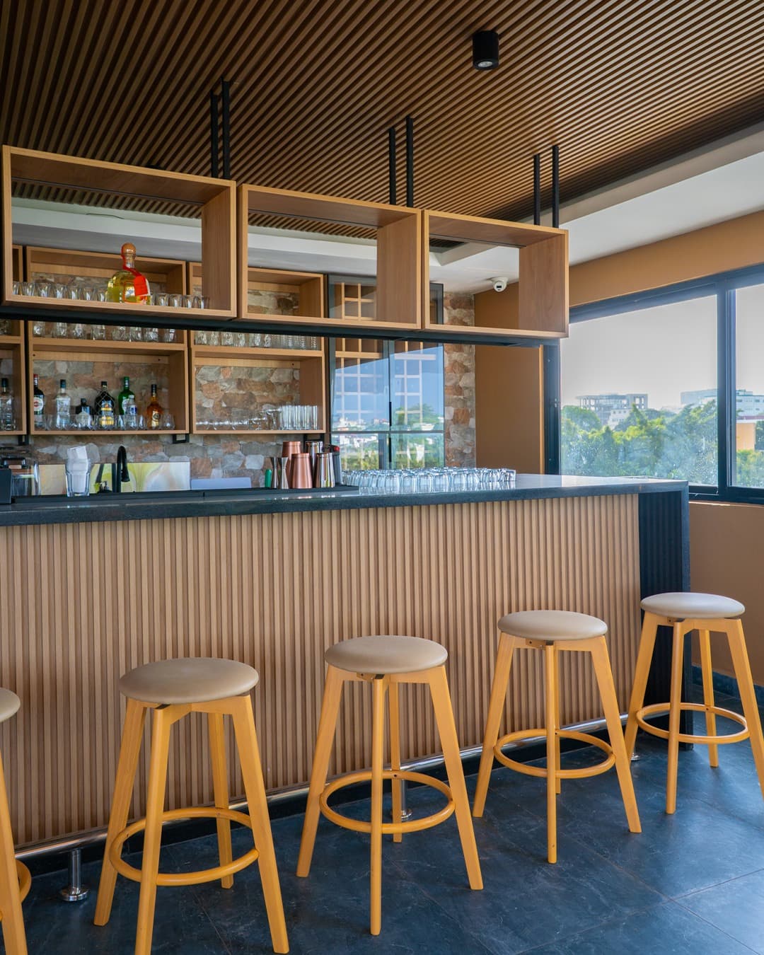 Terraza Completa para Celebraciones en Edificio Román