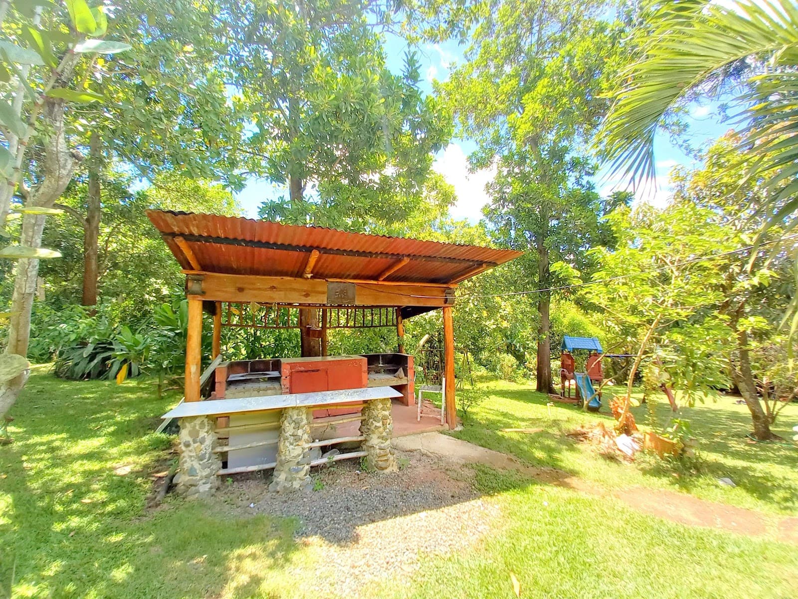Rancho La Herradura — Pasadía con piscina y río en Pedro Brand